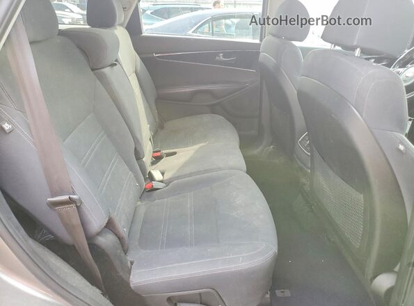 5XYPGDA39JG415212 2018 KIA SORENTO Серебряный Вид задней части салона