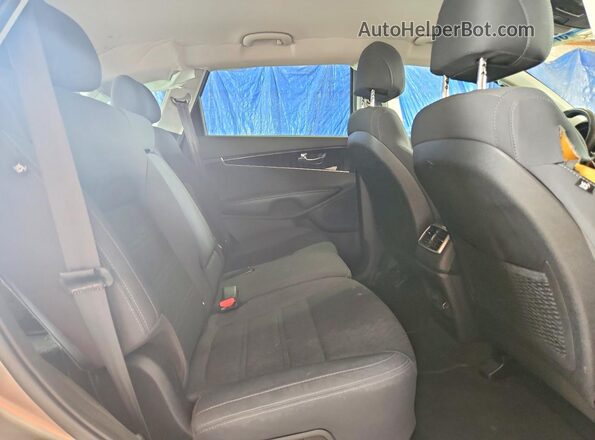 5XYPGDA52HG320650 2017 KIA SORENTO Silver Widok wnętrza z tyłu