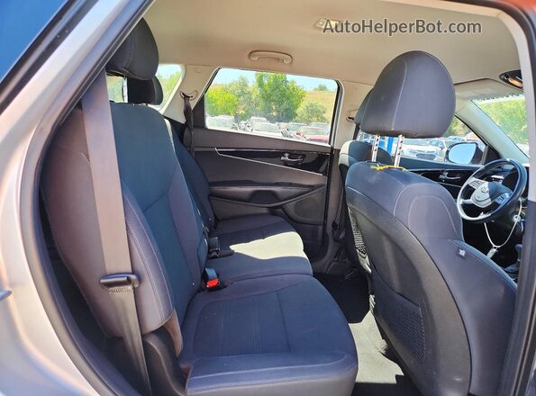 5XYPGDA52KG505644 2019 KIA SORENTO Silver Vista interior trasera