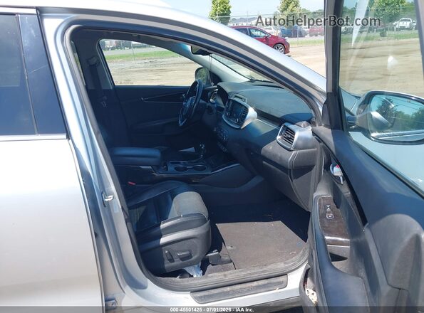 5XYPHDA50HG322975 2017 KIA SORENTO Серебряный Вид салона спереди