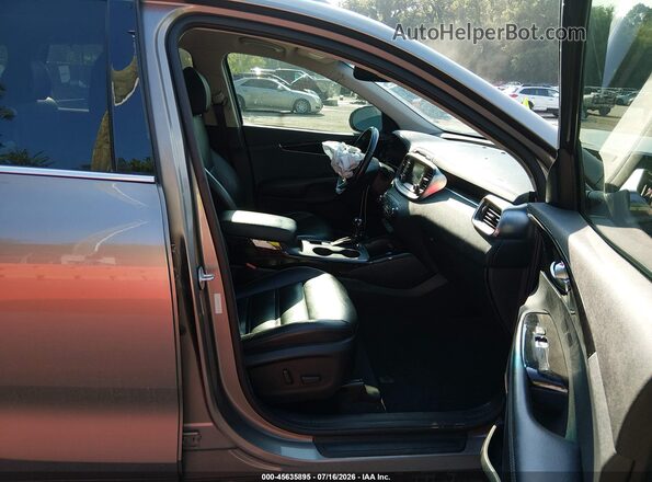 5XYPHDA57JG377820 2018 KIA SORENTO Серебряный Вид салона спереди