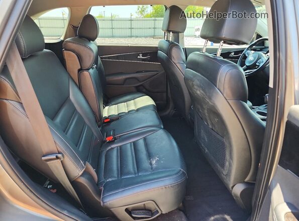 5XYPHDA59JG402510 2018 KIA SORENTO Gray Rear interior view