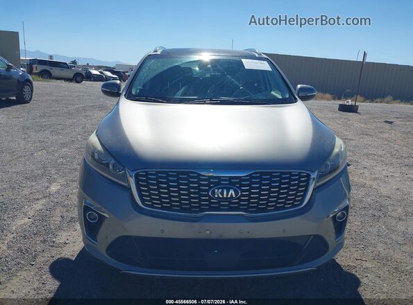 5XYPK4A5XKG460077 2019 KIA SORENTO Gray Vista interior trasera