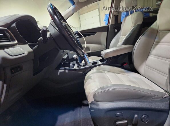 5XYPKDA5XJG413002 2018 KIA SORENTO Красный Вид салона спереди