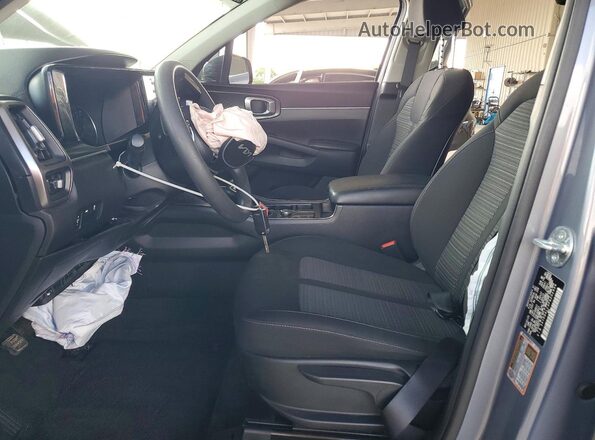 5XYRG4LC3PG202934 2023 KIA SORENTO Серебряный Вид салона спереди