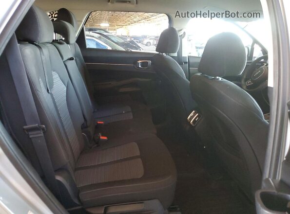 5XYRG4LC8NG096154 2022 KIA SORENTO Silver Սալոնի հետևի տեսք