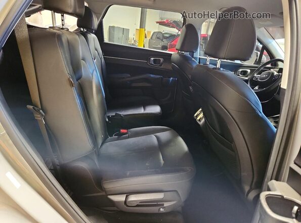 5XYRHDJF3SG356157 2025 KIA SORENTO Gray Rear interior view