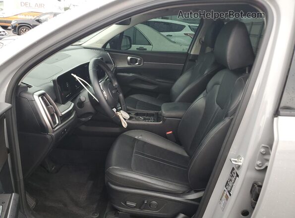 5XYRHDJFXRG272217 2024 KIA SORENTO Silver წინა სალონის ხედი