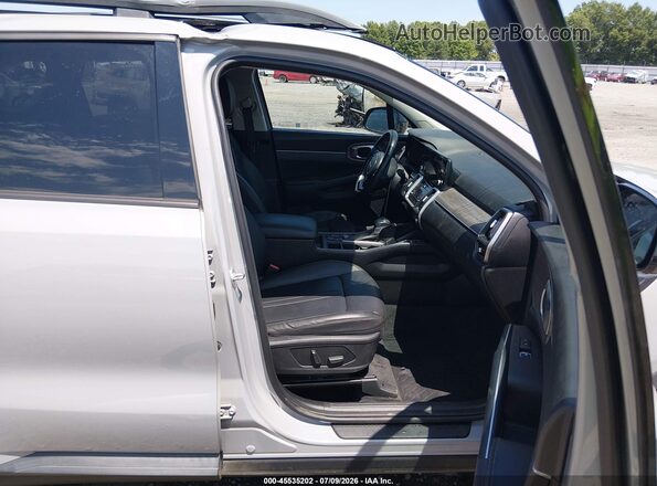 5XYRHDLFXPG168224 2023 KIA SORENTO Gray Widok wnętrza z przodu