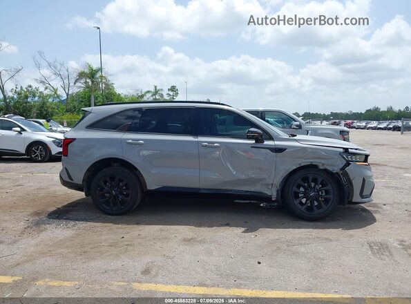 5XYRK4LF3PG166963 2023 KIA SORENTO Gray Vista interior trasera