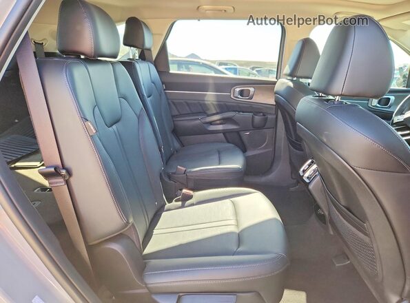 5XYRKDJF0TG455070 2026 KIA SORENTO Silver Widok tylnych siedzeń