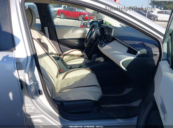 5YFB4MDE8SP328513 2025 TOYOTA COROLLA Silver Widok wnętrza z przodu