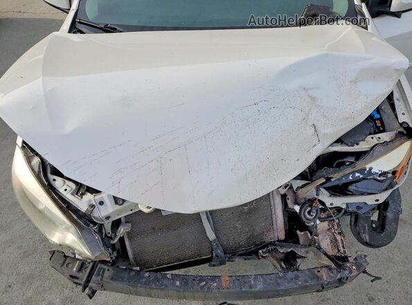 5YFBPRHE2GP404474 2016 TOYOTA COROLLA White Widok wnętrza z tyłu