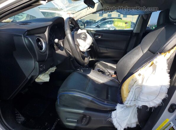 5YFBURHE2JP756471 2018 TOYOTA COROLLA Серебряный Вид салона спереди