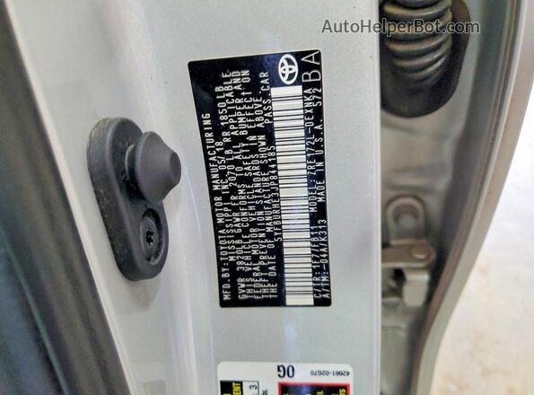 5YFBURHE3JP844185 2018 TOYOTA COROLLA Silver Vista del compartimento del motor