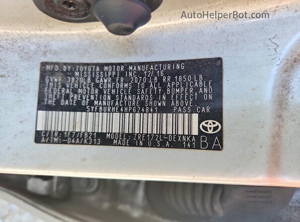 5YFBURHE4HP624841 2017 TOYOTA COROLLA Silver Vista del compartimento del motor