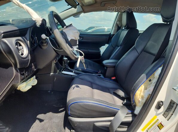 5YFBURHE4HP636519 2017 TOYOTA COROLLA Белый Вид салона спереди