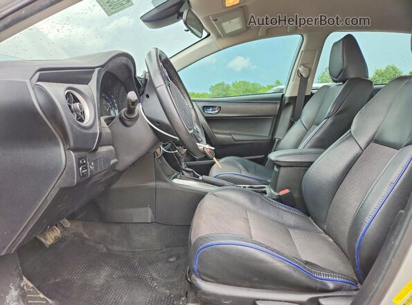 5YFBURHE4HP656639 2017 TOYOTA COROLLA Серебряный Вид салона спереди