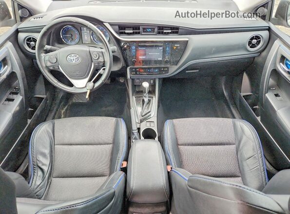 5YFBURHE4HP656639 2017 TOYOTA COROLLA Серебряный Вид панели приборов