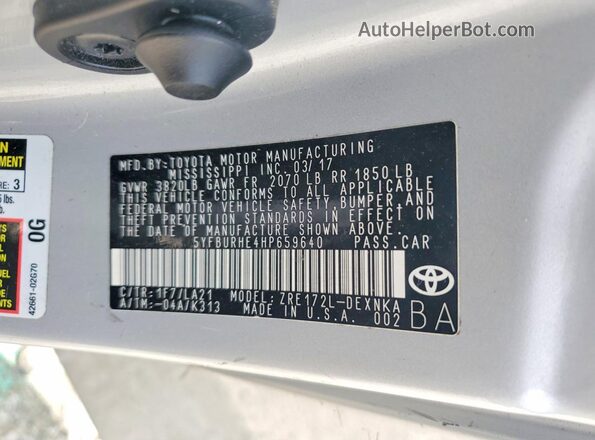 5YFBURHE4HP659640 2017 TOYOTA COROLLA Silver Vista del compartimento del motor