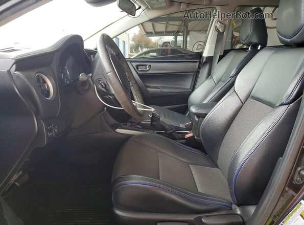 5YFBURHE4HP680956 2017 TOYOTA COROLLA Black Widok wnętrza z przodu