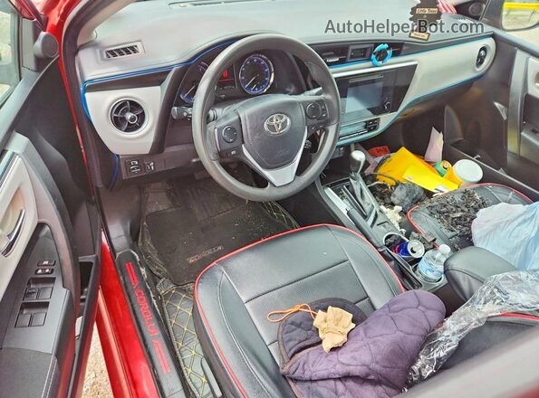 5YFBURHE4JP751949 2018 TOYOTA COROLLA Red Widok deski rozdzielczej