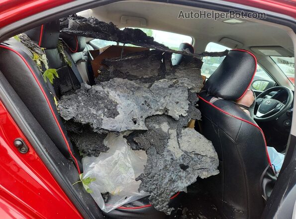 5YFBURHE4JP751949 2018 TOYOTA COROLLA Red Widok tylnych siedzeń