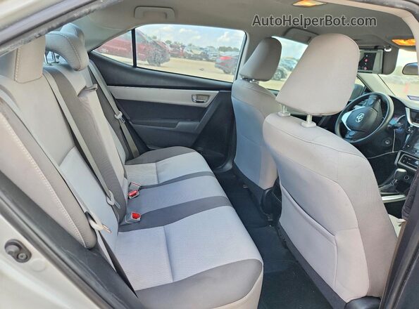 5YFBURHE4JP808554 2018 TOYOTA COROLLA Silver Widok tylnych siedzeń