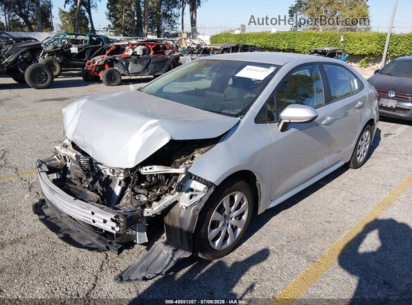 5YFEPMAE1NP326048 2022 TOYOTA COROLLA Silver Vista tres cuartos delantera izquierda