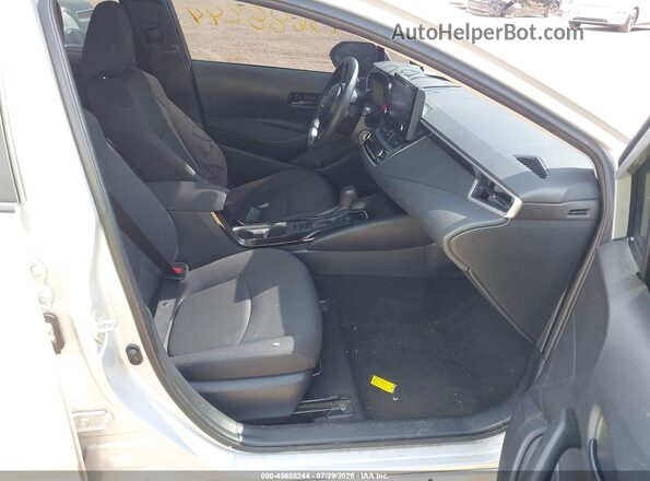 5YFEPMAE3NP283901 2022 TOYOTA COROLLA Серебряный Вид салона спереди