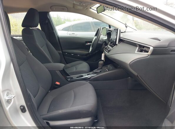 5YFEPMAE4MP222930 2021 TOYOTA COROLLA Серебряный Вид салона спереди