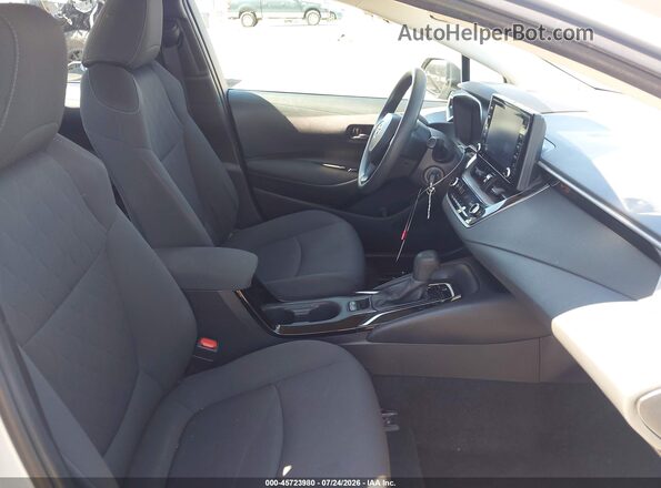 5YFEPMAE4NP319501 2022 TOYOTA COROLLA Серебряный Вид салона спереди