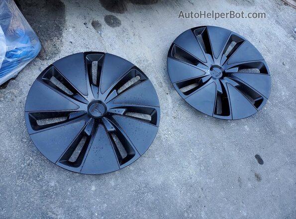 5YJ3E1EA0SF069748 2025 TESLA MODEL Black Widok komory silnika