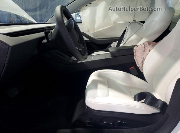 5YJ3E1EA1TF139727 2026 TESLA MODEL White Вид салону спереду