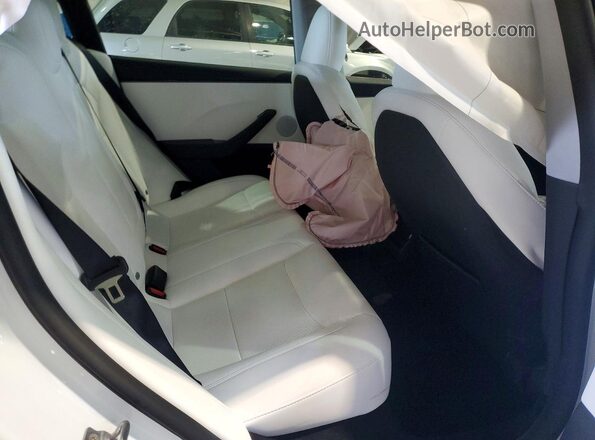 5YJ3E1EA1TF139727 2026 TESLA MODEL White Вид задньої частини салону