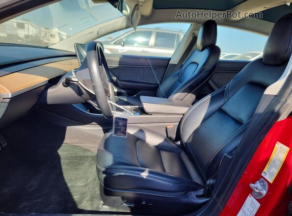 5YJ3E1EA4JF102961 2018 TESLA MODEL Red Вид салону спереду