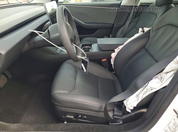 5YJ3E1EA5RF749672 2024 TESLA MODEL White Front interior view