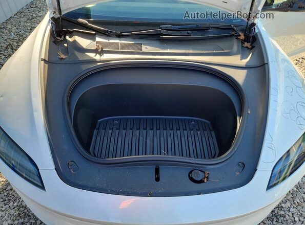 5YJ3E1EA5SF009979 2025 TESLA MODEL White უკანა სალონის ხედი