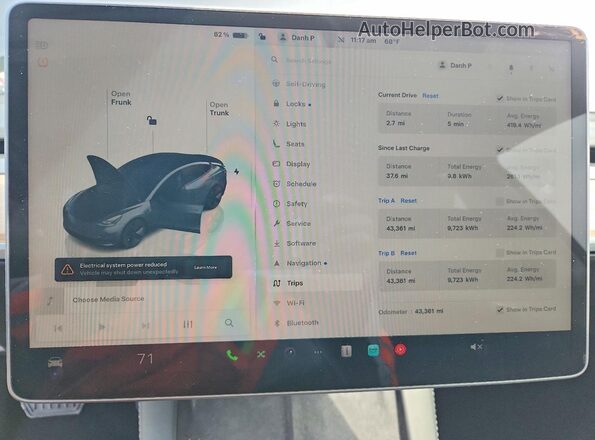 5YJ3E1EA9PF672074 2023 TESLA MODEL Gray Vista del cuadro de instrumentos