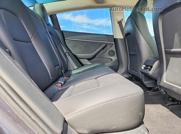 5YJ3E1EA9PF672074 2023 TESLA MODEL Gray Vista interior trasera
