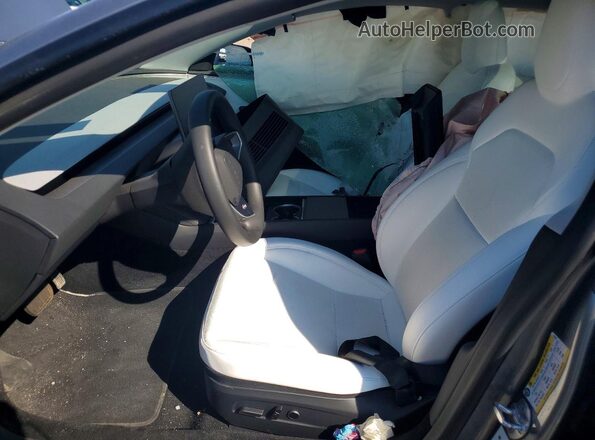 5YJ3E1EB0SF875016 2025 TESLA MODEL Silver წინა სალონის ხედი