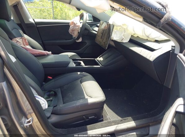 5YJ3E1EB1SF894870 2025 TESLA MODEL 3 Gray Вид салону спереду