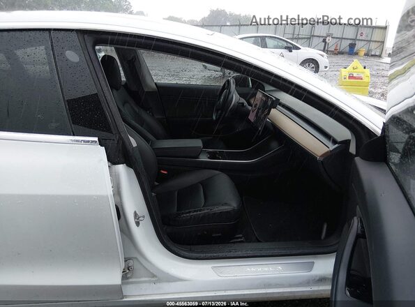 5YJ3E1EB2JF072643 2018 TESLA MODEL 3 White Вид салону спереду