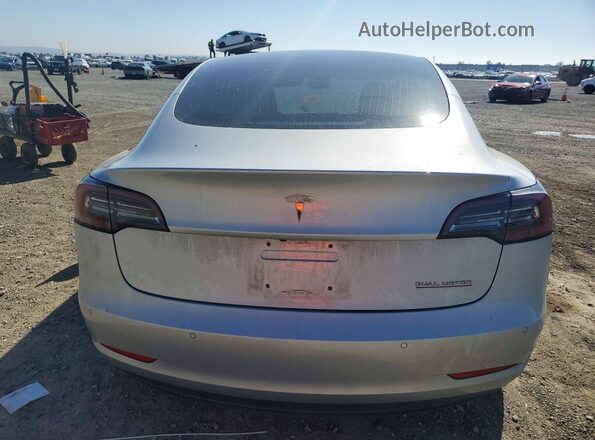 5YJ3E1EB2JF116947 2018 TESLA MODEL Silver Widok z tyłu