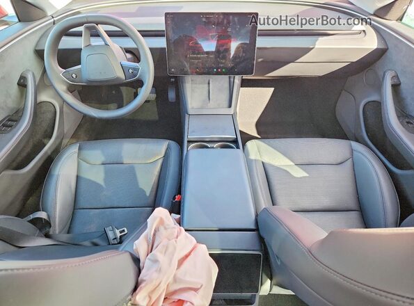 5YJ3E1EB3RF755088 2024 TESLA MODEL Красный Вид панели приборов