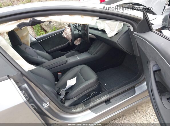 5YJ3E1EB3SF972985 2025 TESLA MODEL 3 Серебряный Вид салона спереди