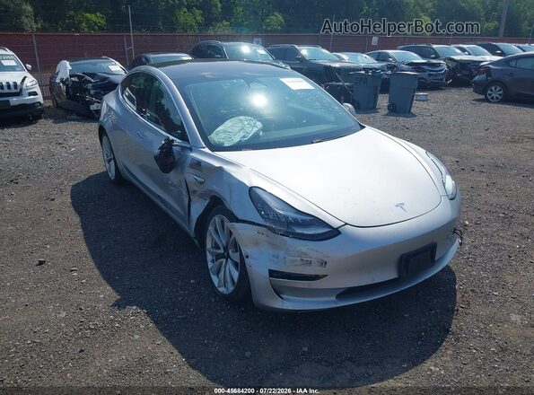 5YJ3E1EB4JF116870 2018 TESLA MODEL 3 Silver Widok z przodu