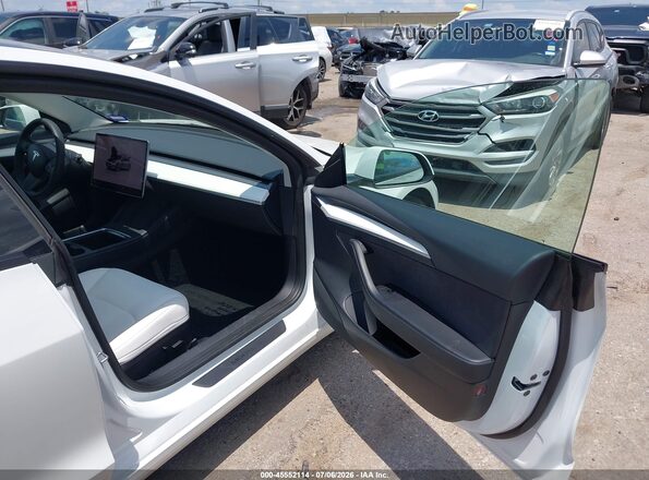 5YJ3E1EB4NF269044 2022 TESLA MODEL 3 White Front interior view