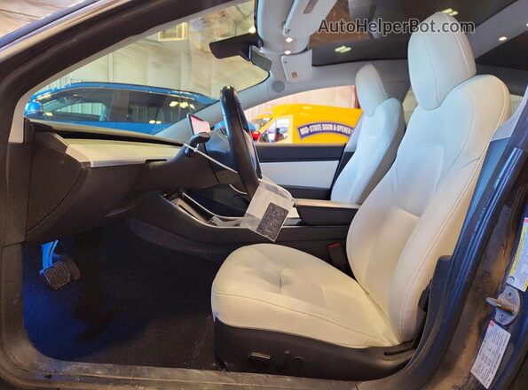 5YJ3E1EB6JF085606 2018 TESLA MODEL Gray Widok wnętrza z przodu