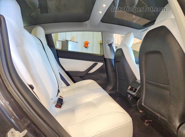 5YJ3E1EB6JF085606 2018 TESLA MODEL Gray Widok tylnych siedzeń